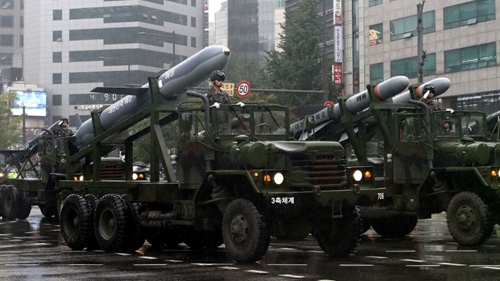 Hàn Quốc diễu binh quy mô lớn phô diễn tên lửa